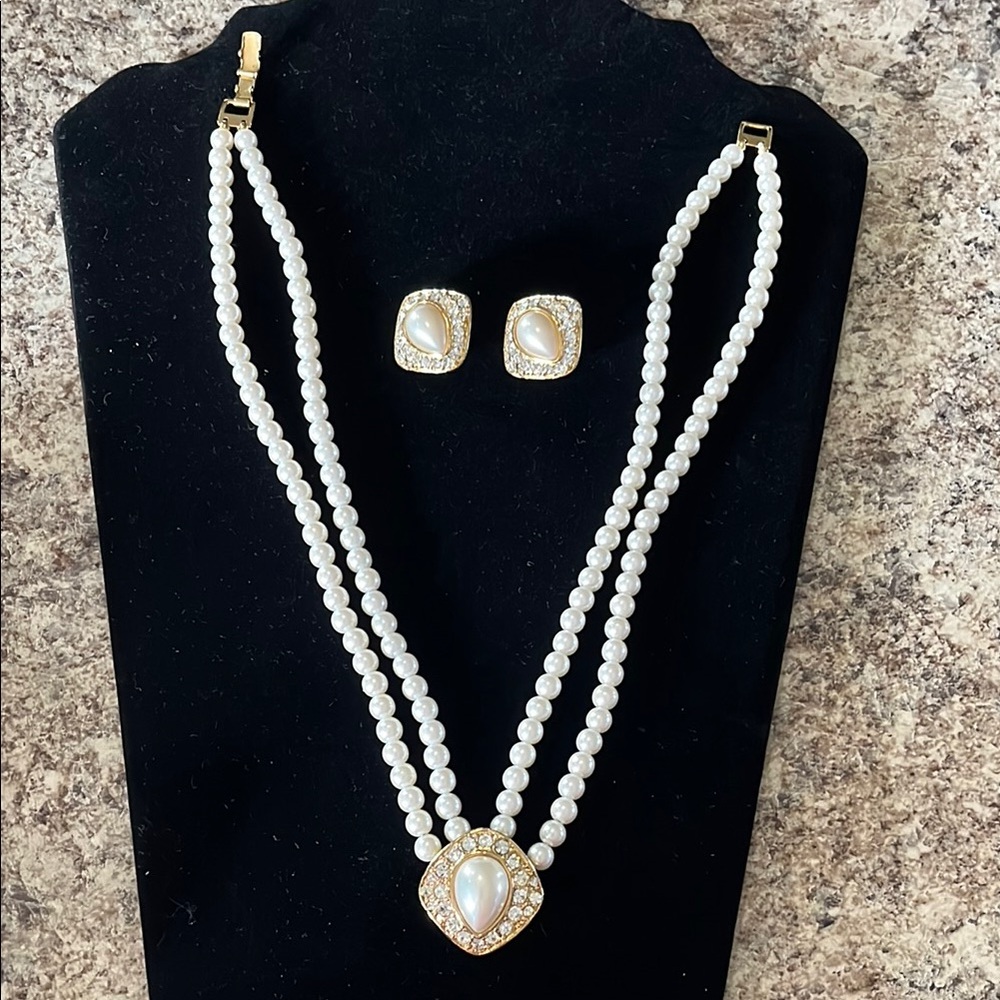Elegant Pearl and Gold Jewelry Set